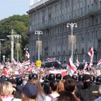 白俄總統生日十萬人示威 當局出動坦克威嚇