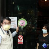 怕吃到美豬？　黃偉哲餐廳貼國產豬標章