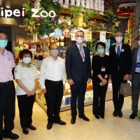 布拉格市長超愛穿山甲 親赴臺北動物園探視