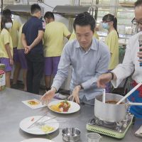 名廚集聚國中校園 何志偉親手烹調秀廚藝