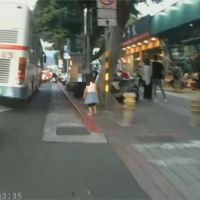 險！3歲童衝上馬路 距離公車輪胎僅一步