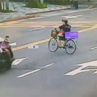 疑婦人騎單車違規迴轉 黃牌重機閃避不及撞上