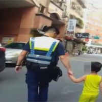5歲童街頭徘徊 員警當保母幫找媽媽