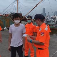 海巡扣中國越界漁船 18中籍漁工全驅離
