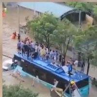 深圳暴雨淹水 公車遭大水圍乘客困車頂