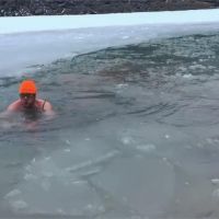 六千公尺高山湖泊游冰泳 澳洲冒險家寫紀錄