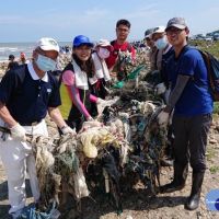 響應國際淨灘日　新竹林管處與慈濟志工合作淨灘