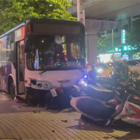 公車駕駛打瞌睡 衝人行道連撞24台機車 1死1警傷