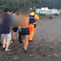 宜蘭外澳沙灘踏浪遭大浪捲 員警昏迷指數3