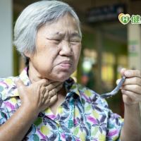 「容易嗆到」是吞嚥障礙徵兆！　嚴重恐致吸入性肺炎影響性命