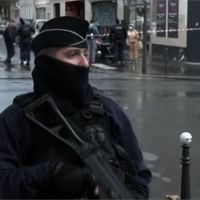 法國巴黎街頭2人遭砍 警逮2嫌疑與恐攻有關