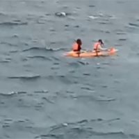 兩女體驗立槳衝浪划不回 海巡馳援救兩人