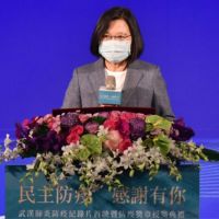 台灣防疫蔡英文強調民主成果 疫苗採購陳時中排除中國