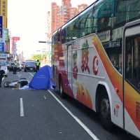 快新聞／台南老翁騎車突倒地 捲遊覽車底當場死亡