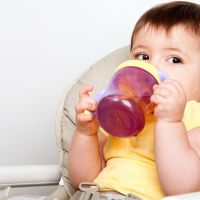 嬰兒補充水分有學問 長輩說餵葡萄糖水真的可以嗎？