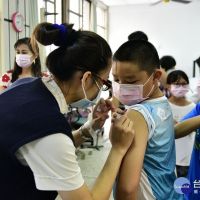 公費流感疫苗開打　大林慈濟到校為師生接種