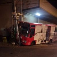 公車駕駛稱暈眩自撞號誌桿 3乘客受傷