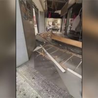 嚇死！新竹咖啡麵包店天花板崩塌 路人遭砸