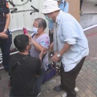 快新聞／強拆南鐵拒遷戶 68歲老婦聲援跪求哭喊：「讓我進去幫忙」