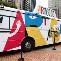 藝術行動巴士「ARTGOGO新北美術號」出走八里淡水輪番巡迴
