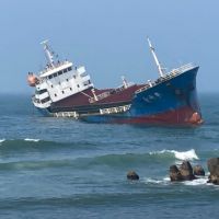 「志海8號」於旗津外海沙灘擱淺，船東積極實施抽油計畫