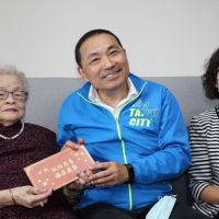 102歲人瑞阿嬤唱採茶歌　養生秘訣愛打扮、與老友聊天