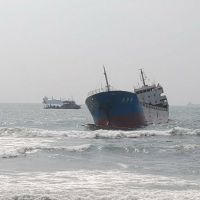 旗津外海擱淺船舶，港務公司等相關單位督促船東積極落實污染防範措施