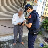80歲失智翁散步迷途　眼尖女警即時發現助返家
