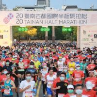 2020台南古都國際半程馬拉松熱鬧起跑 黃偉哲為萬名跑者加油