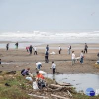 企業動員萬人全台同步淨灘　落實海洋減塑環保教育