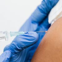 新冠疫苗「台灣得搶2800萬劑才夠」 醫界憂流感疫苗之亂恐再來一次