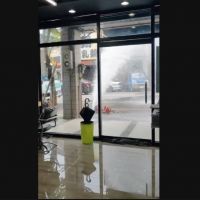 快新聞／醫院交通車撞斷消防栓 店家被大量水柱噴灑場面超混亂