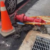 醫院接駁車撞斷消防栓 「湧泉大噴發」店家慘淹