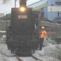 「史上最美通勤列車」抵花蓮港 蒸汽火車來迎接