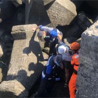 小琉球遊客岸邊自拍 踩空摔5米深消波塊