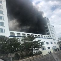快新聞／遭法拍「泊逸飯店」突冒出濃煙 黑煙直竄天際嚇壞當地民眾