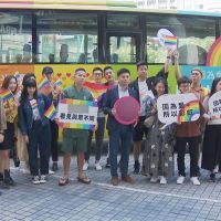 支持同志大遊行 隱眼品牌打造「彩虹巴士」
