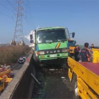 彰西濱2車追撞 聯結車翻落橋下駕駛受傷