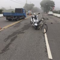 疑似濃霧擋視線 警騎車上班擦撞單車老翁