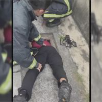 女童小腳卡排水孔洞 消防員鑽進水溝助脫困