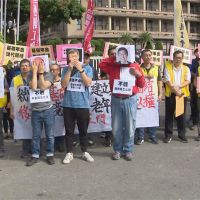 工鬥團體政院前抗議 試圖衝入與警方衝突