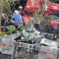 台東拖板車「直衝墜橋」 駕駛受困車內亡