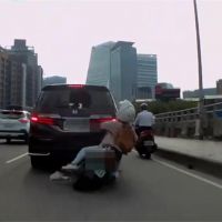 機車撞汽車 騎士彈起頭撞破玻璃 網友：鐵頭功！