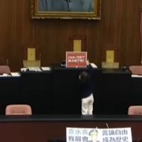 快新聞／陳柏惟製手牌抗議國民黨持續杯葛院會 遭藍委2度拿下