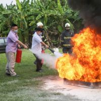 消防局結合材料工業公司消防搶救實務訓練
