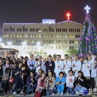新樓醫院台南麻豆兩院區同步聖誕點燈　台南夜空綻放光彩
