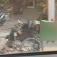 電動輪椅穿越車陣 獨家直擊輪椅外送員