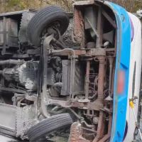 南投奧萬大中型巴士翻車 1死20輕重傷