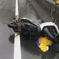 天雨路滑海風大 19歲騎士過彎打滑撞車身亡