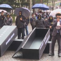 快新聞／七成旅宿業者控未獲補助款 搬「黑棺」赴北市府抗議